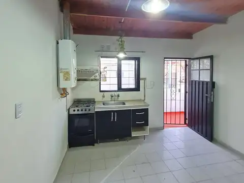 Dueño Alquila depto. de 2 ambientes.  Sin Expensas.    Todo recién pintado y con mejoras!