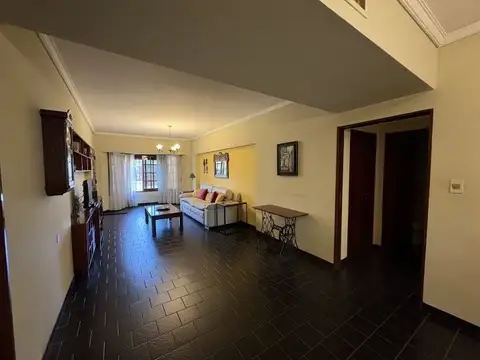 Casa 8 ambientes con 2 baños