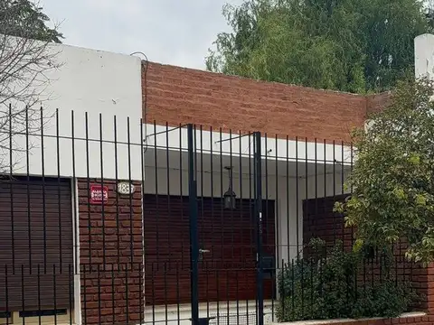 CASA 3 DORMITORIOS-COCHERA