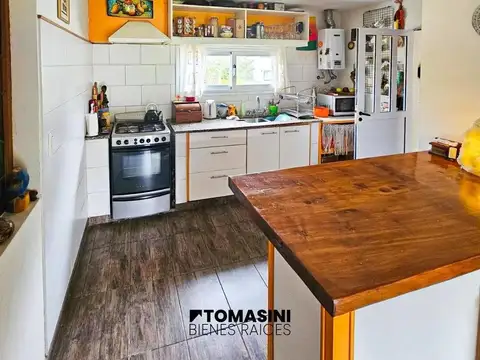 CASA DE TRES AMBIENTES CON PARQUE