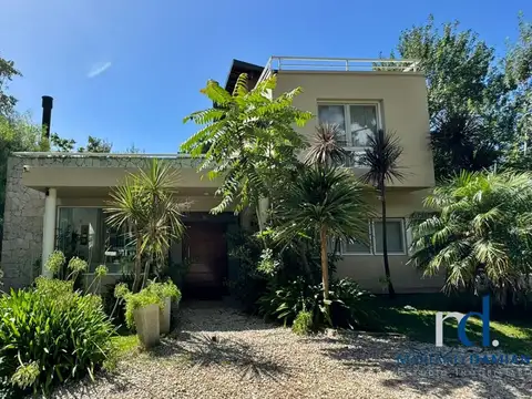 Casa 4 Dormitorios con Pileta en Venta en Carilo