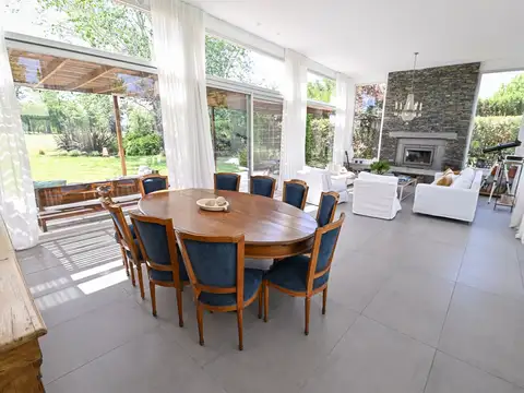 Casa moderna en La Cheltonia con piscina y golf