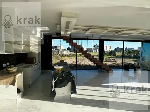 Casa en Venta con 2 cocheras