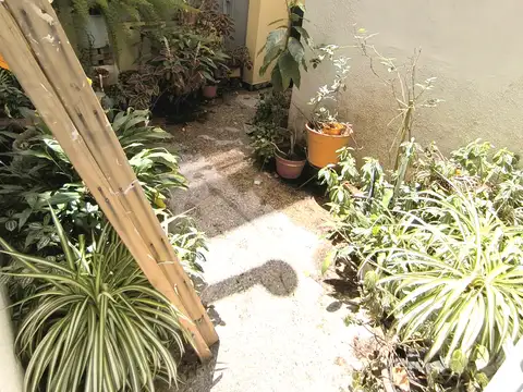 CASA 4 AMB. MUY BUEN ESTADO A MTS. METRO BUS Y AV. GAONA