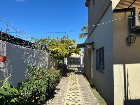 Casa 9 ambientes con 3 baños