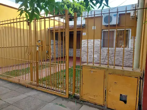 Casa en alquiler con 2 dormitorios y cochera en Ituzaingo