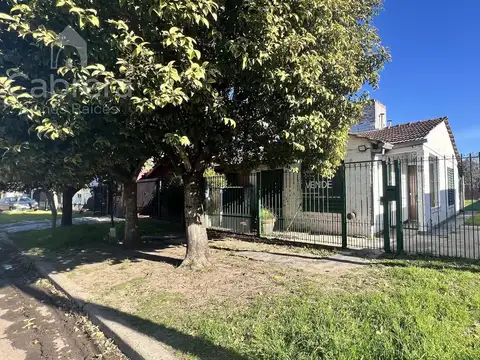Venta casa de 2 dormitorios con garaje y patio, La Plata