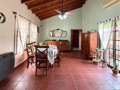 Casa 4 ambientes con 2 baños