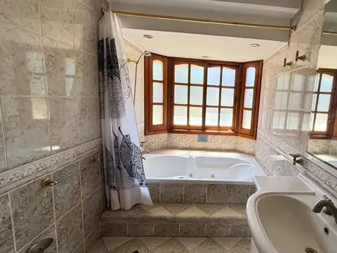 Casa en Venta con 5 cocheras