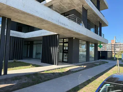 Plaza TN \  Amplio local comercial en PB