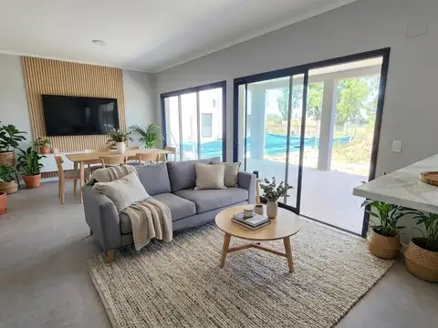 Casa en Venta con 2 cocheras
