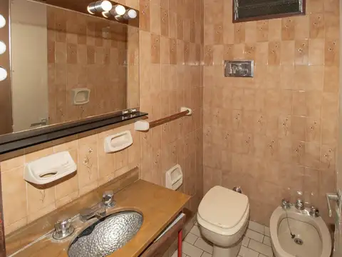 Casa 6 ambientes con 2 baños