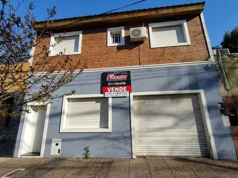 EXCELENTE CASA 4 AMBIENTES CON PATIO - 2 BAÑOS - LAVADERO INDEPENDIENTE - GARAGE 2 AUTOS - DECK - TERRAZA -