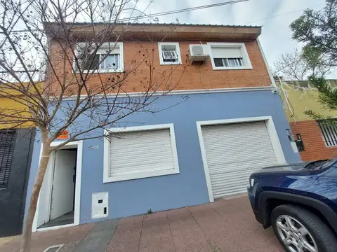 EXCELENTE CASA 4 AMBIENTES CON PATIO - 2 BAÑOS - LAVADERO INDEPENDIENTE - GARAGE 2 AUTOS - DECK - TERRAZA -
