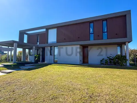 Casa en Venta con 4 cocheras