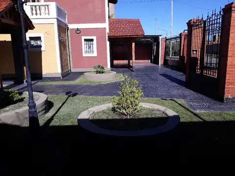 Casa 8 ambientes con 4 baños