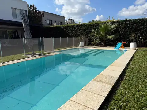 VENTA CASA 5 DORMITORIOS, BARRIO SANTA GUADALUPE, PILAR DEL ESTE