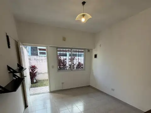 DEPARTAMENTO 2 AMBIENTES EN PLANTA BAJA CON PATIO EN ALQUILE