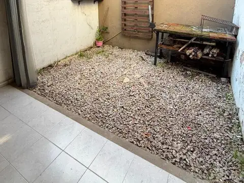 DEPARTAMENTO 2 AMBIENTES EN PLANTA BAJA CON PATIO EN ALQUILE
