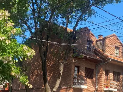 Olivos: Impecable Dúplex en 3 Plantas. 5 Ambientes, Entrada de Auto Propia. Patio y Terraza. Moderna construcción