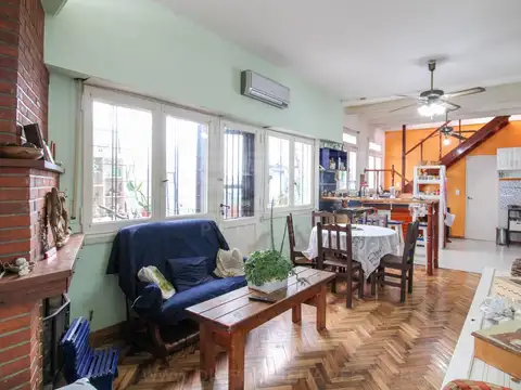 Chalet 6 ambientes venta con patio terraza play y cochera en Olivos.