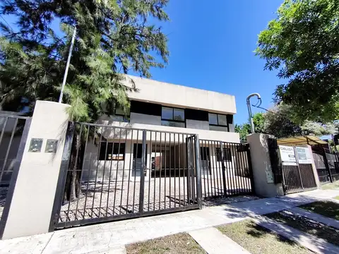 DÚPLEX 4 AMBIENTES CON COCHERA Y PATIO – VILLA TESEI