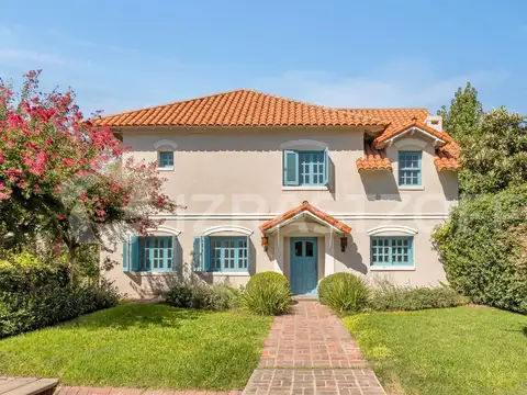 Casa en Venta en los Lagartos  3  suites más otro cuartos con baños de uso exclusivo
