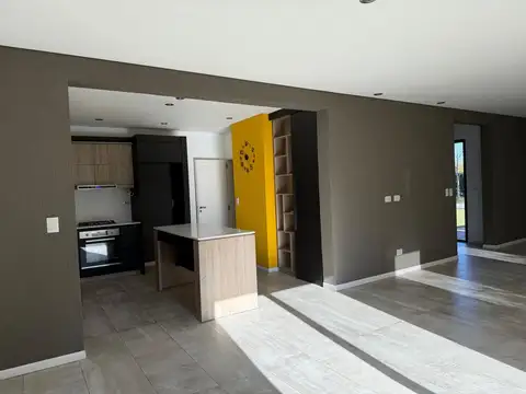 Casa en Alquiler con 7 cocheras