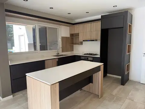 Casa 6 ambientes con 4 baños