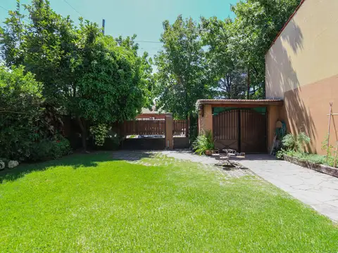 CASA EN VENTA CON JARDIN EN PACHECO APTO CREDITO !