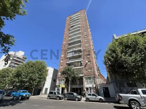 ALQUILER – DEPTO. 3 AMBIENTES C/BALCÓN CORRIDO – PISO 11 AL FRENTE CON COCHERA Y