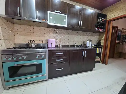 CASA 4 AMBIENTES CON FONDO Y PILETA