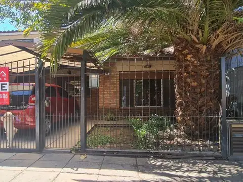 CASA TIPO CHALET DE 5 AMBIENTE CON GGE CUBIERTO , JARDIN,FONDO , QUINCHO, 3 BAÑOS, DESARROLLADA EN 2