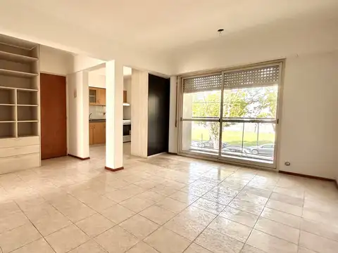 Amplio y luminoso departamento al frente con balcón. Zona Alto Rosario. Dos dormitorios..