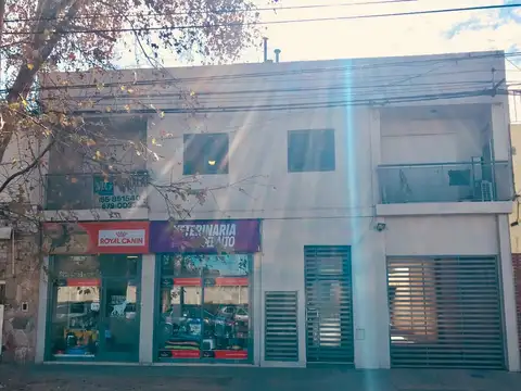 Amplio y luminoso departamento al frente con balcón. Zona Alto Rosario. Dos dormitorios.. 