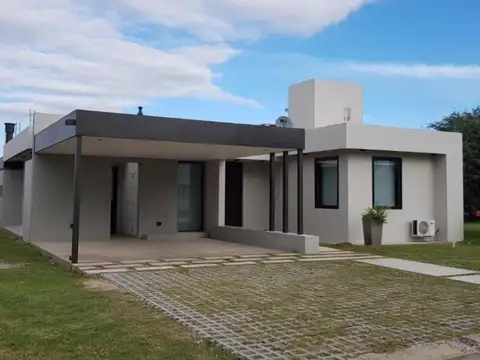 Casa en venta 3 ambientes, pileta. Barrio Las Cañitas