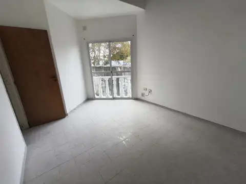 Dúplex de 3 amb. con cochera en alquiler | Berazategui