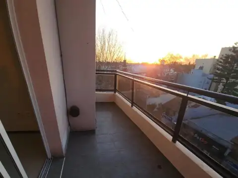 DEPARTAMENTO DE 3 AMBIENTES AL FRENTE 2 CUADRAS EST. MERLO