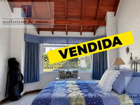 Casa de 3/4 dormitorios muy buena calidad y en impecable estado  