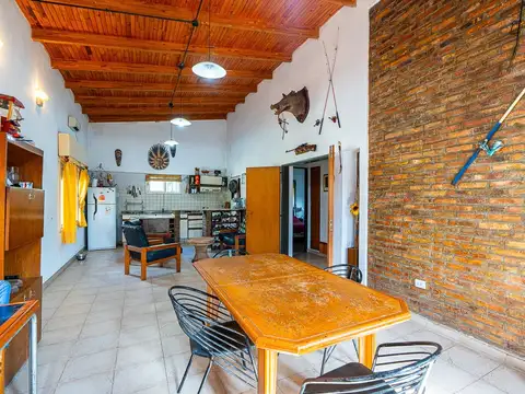 CASA EN VENTA CON PISCINA APTA CREDITO ALVEAR