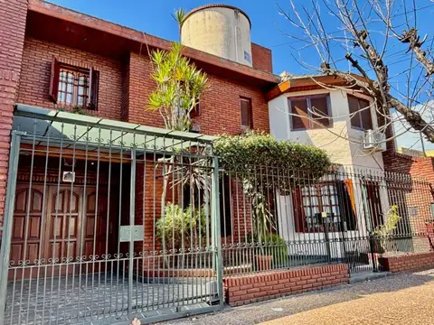 CASA 7 AMB EN VENTA EN RAMOS MEJIA COCHERA