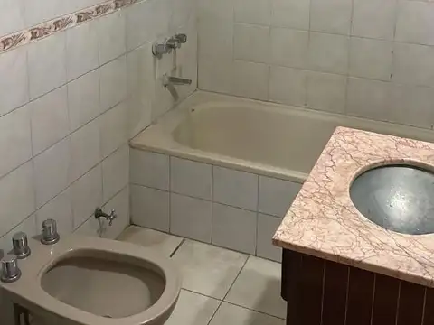 Casa en Alquiler con 2 cocheras