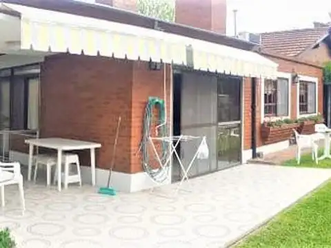 Casa en Alquiler con 2 cocheras