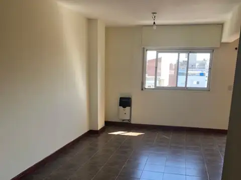 Monoambiente amplio con dos balcones