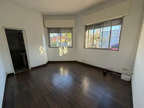 Casa de 4 ambientes con jardín y garage en Martínez