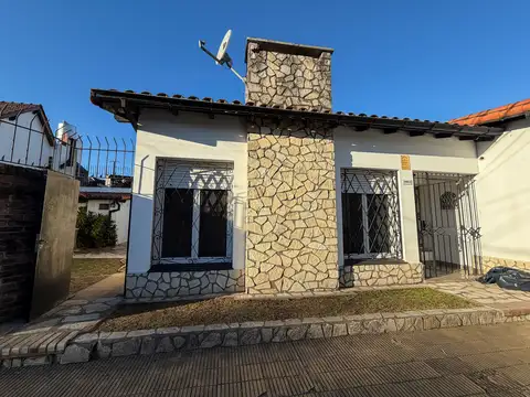 Casa de 4 ambientes con jardín y garage en Martínez