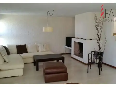 Muy linda casa estilo minimalista en Montoya de 4 dormitorios con parrillero