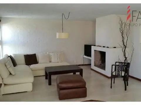 Muy linda casa estilo minimalista en Montoya de 4 dormitorios con parrillero