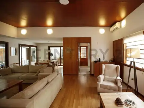 Casa en Alquiler con 2 cocheras