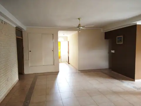 Casa 8 ambientes con 2 baños